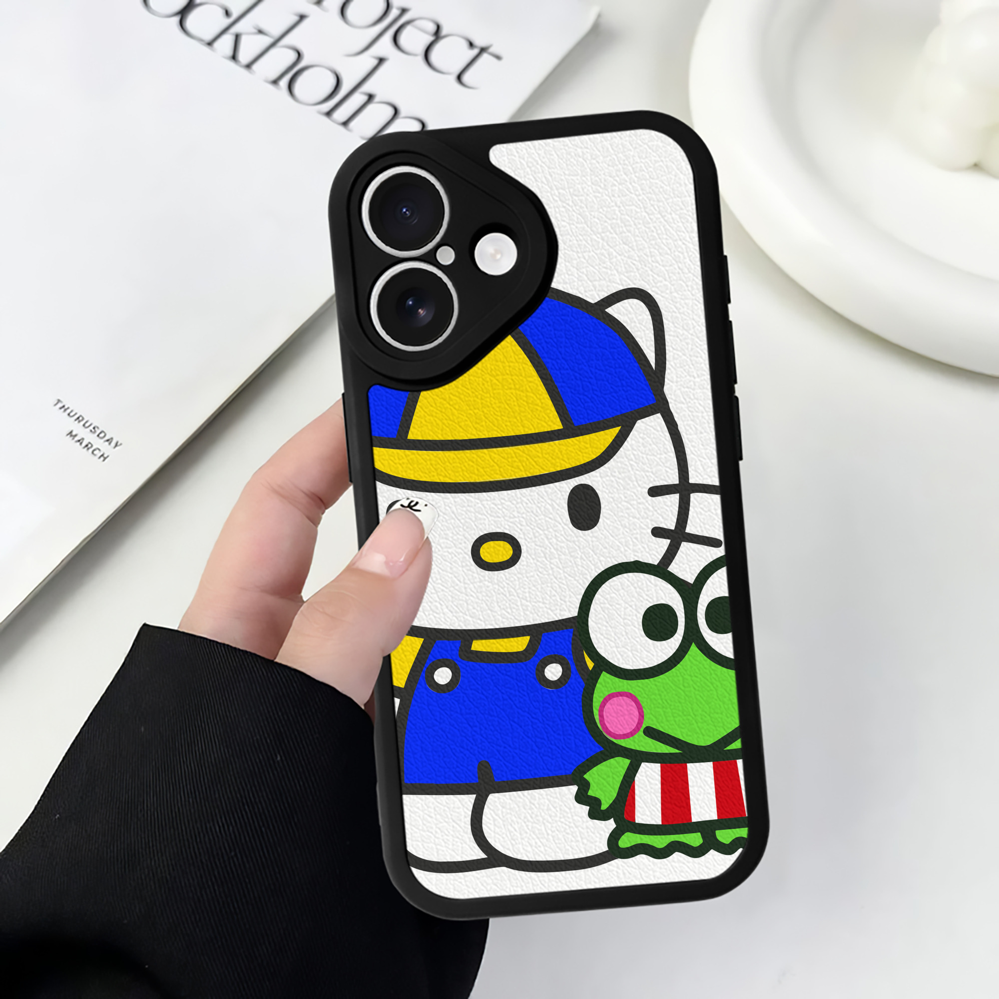 （画像用） Hello Kitty ハローキティ 【iPhone 16シリーズ対応】シリコンスマホケース（レザー調） 材質：シリコン